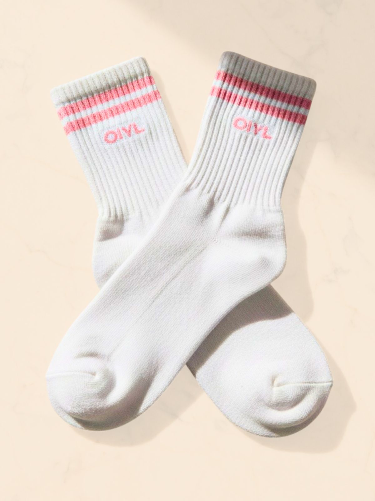 MEIA SPORTY BRANCA COM LISTRAS E LOGO ROSA