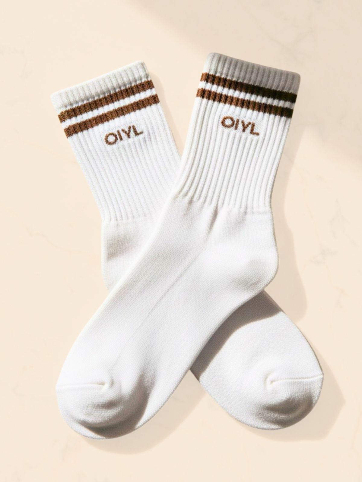 MEIA SPORTY BRANCA COM LISTRAS E LOGO MARROM