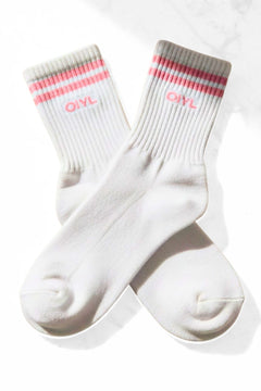 MEIA SPORTY BRANCA COM LISTRAS E LOGO ROSA