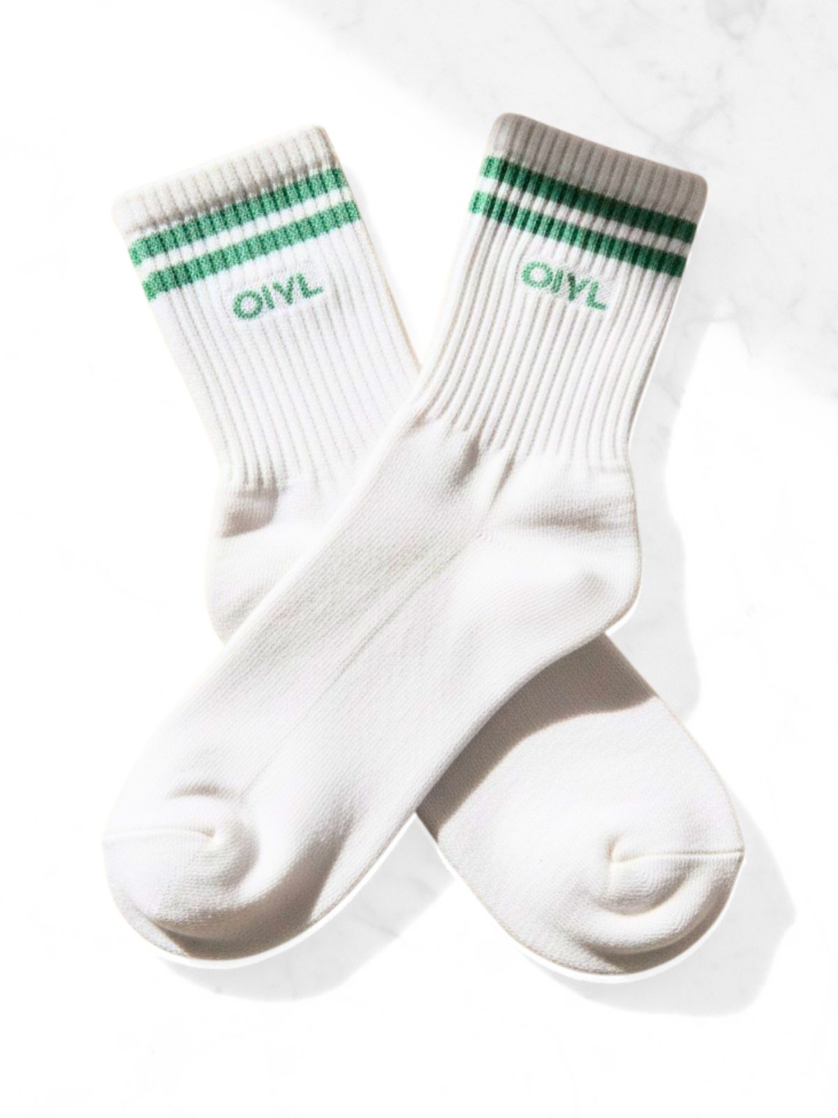 MEIA SPORTY BRANCA COM LISTRAS E LOGO VERDE