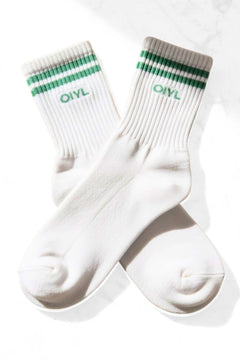 MEIA SPORTY BRANCA COM LISTRAS E LOGO VERDE