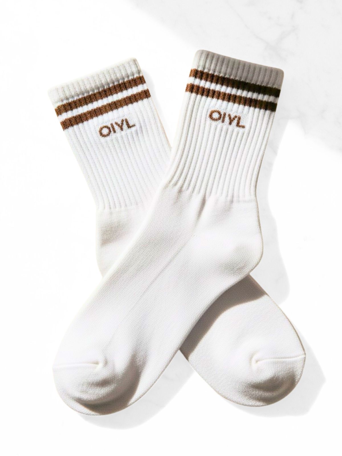 MEIA SPORTY BRANCA COM LISTRAS E LOGO MARROM