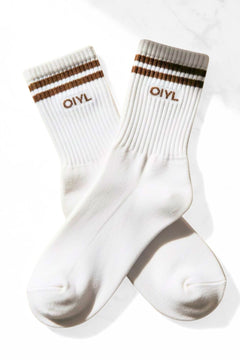 MEIA SPORTY BRANCA COM LISTRAS E LOGO MARROM