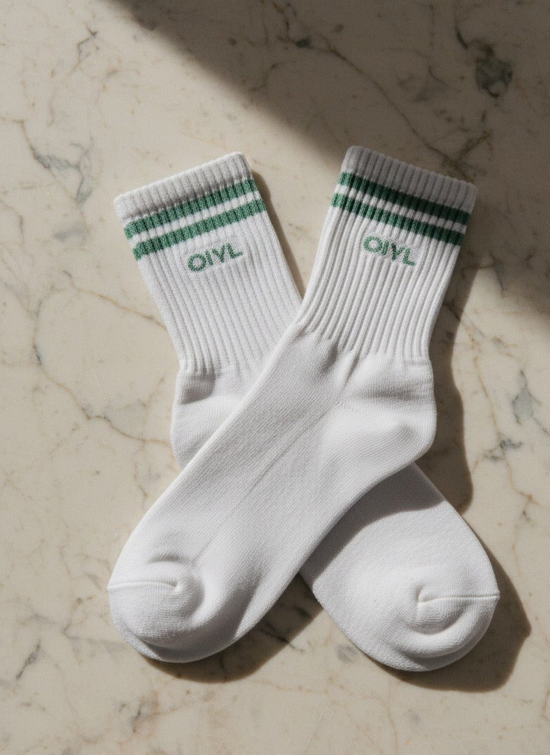 MEIA SPORTY BRANCA COM LISTRAS E LOGO VERDE