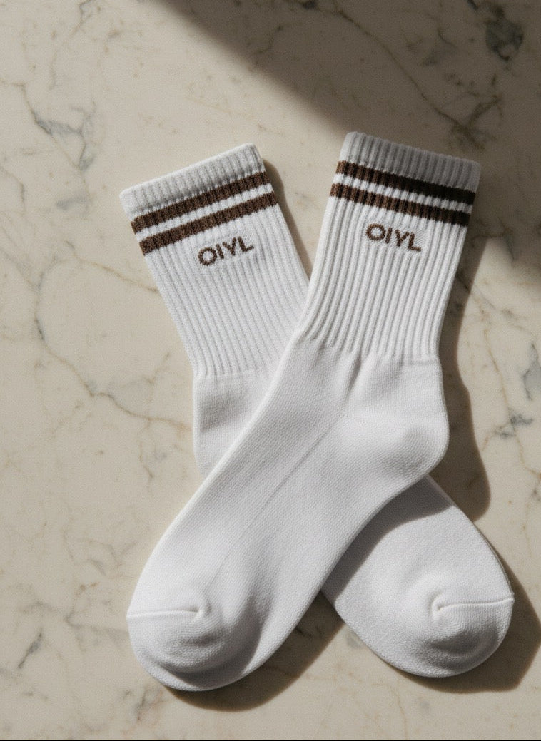 MEIA SPORTY BRANCA COM LISTRAS E LOGO MARROM