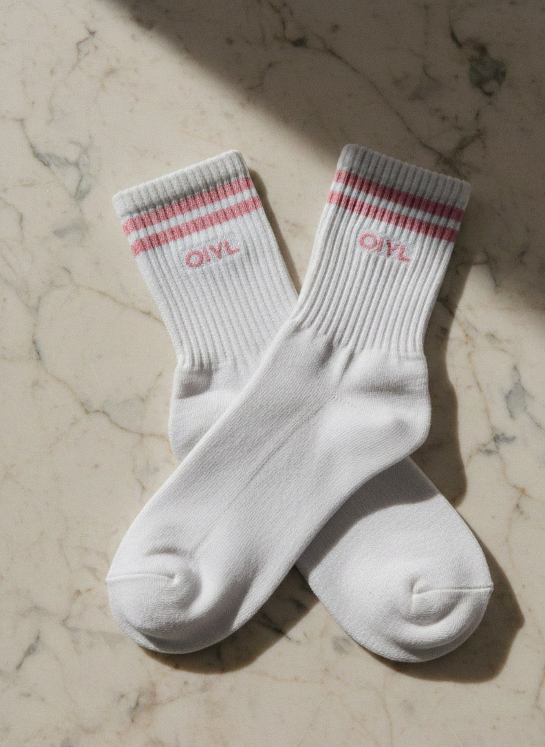 MEIA SPORTY BRANCA COM LISTRAS E LOGO ROSA