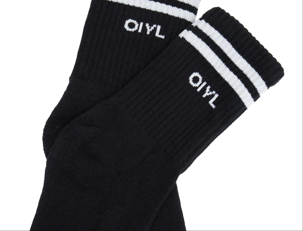 MEIA SPORTY PRETA COM LISTRAS E LOGO BRANCA